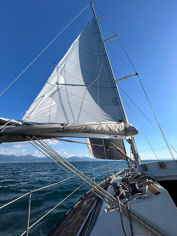 Photo du Kumari avec sa voile